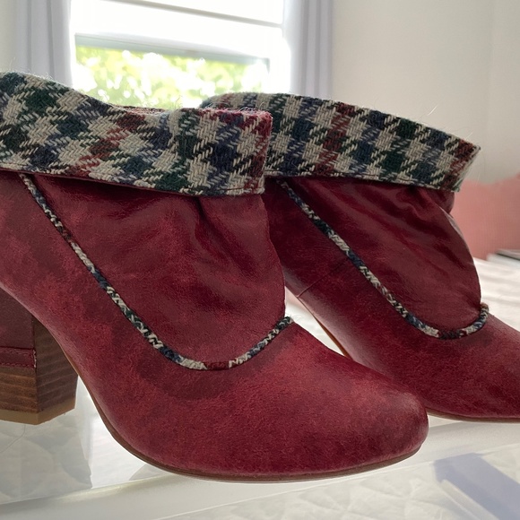 Red booties w/ tweed folded shaft - Picture 8 of 13